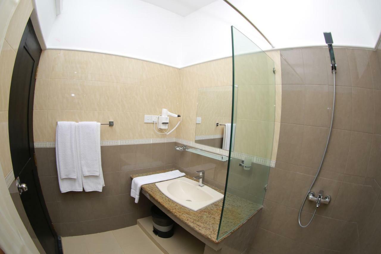 3R Resort Negombo Luaran gambar